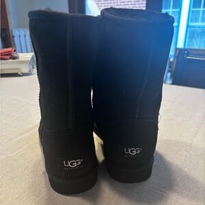 Never worn classic black short Uggs